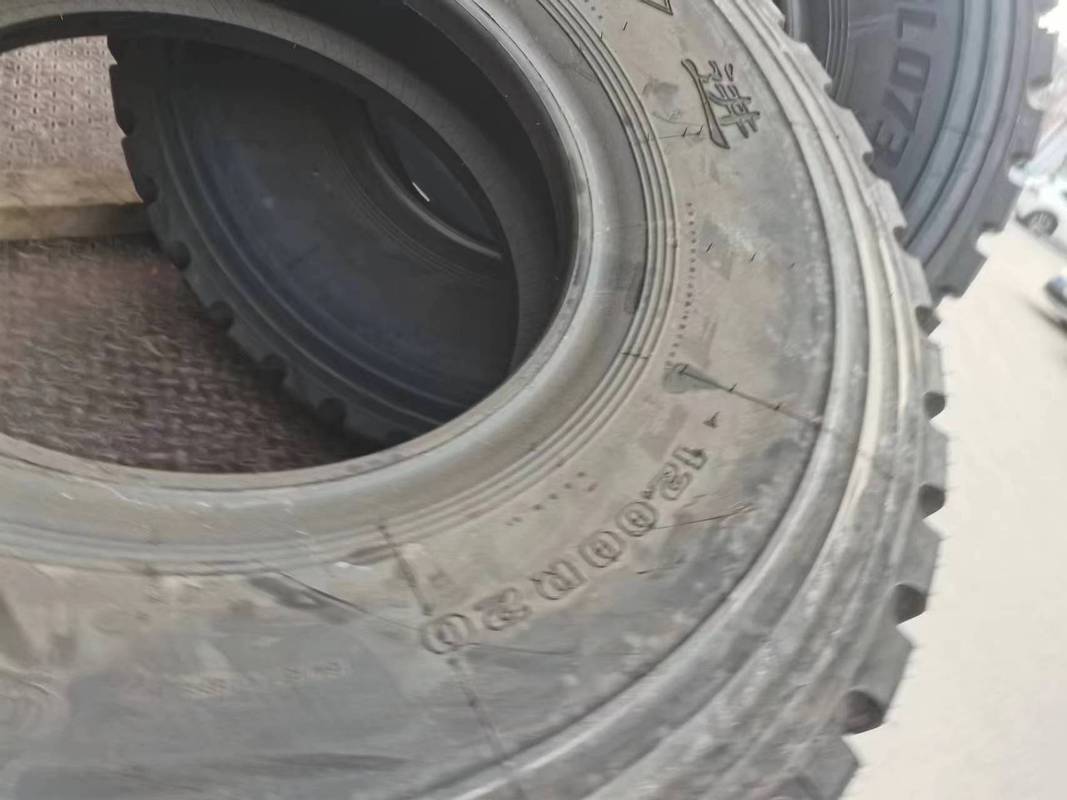 HOWO truck with mounted WG9625610060/1 tire assembly