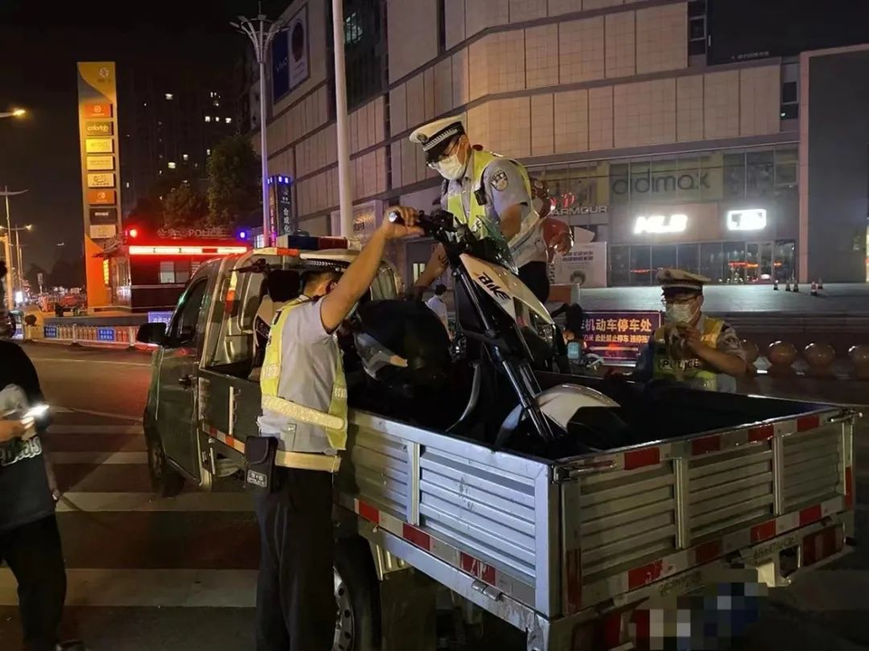 临沂公安凌晨出警194人,整治非法改装电摩