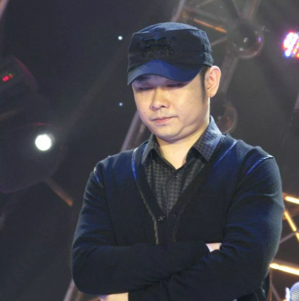 杨坤现身加油站被曝违法!穿拖鞋开两百万豪车,网友留言好热闹