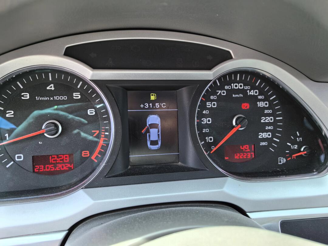 当奥迪a6的仪表盘发出加油提示时,驾驶指南指出,此时油箱内剩余燃料约