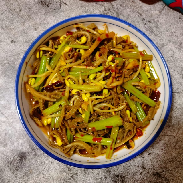 黄豆芽芹菜炒毛肚,麻辣鲜香,美味下饭