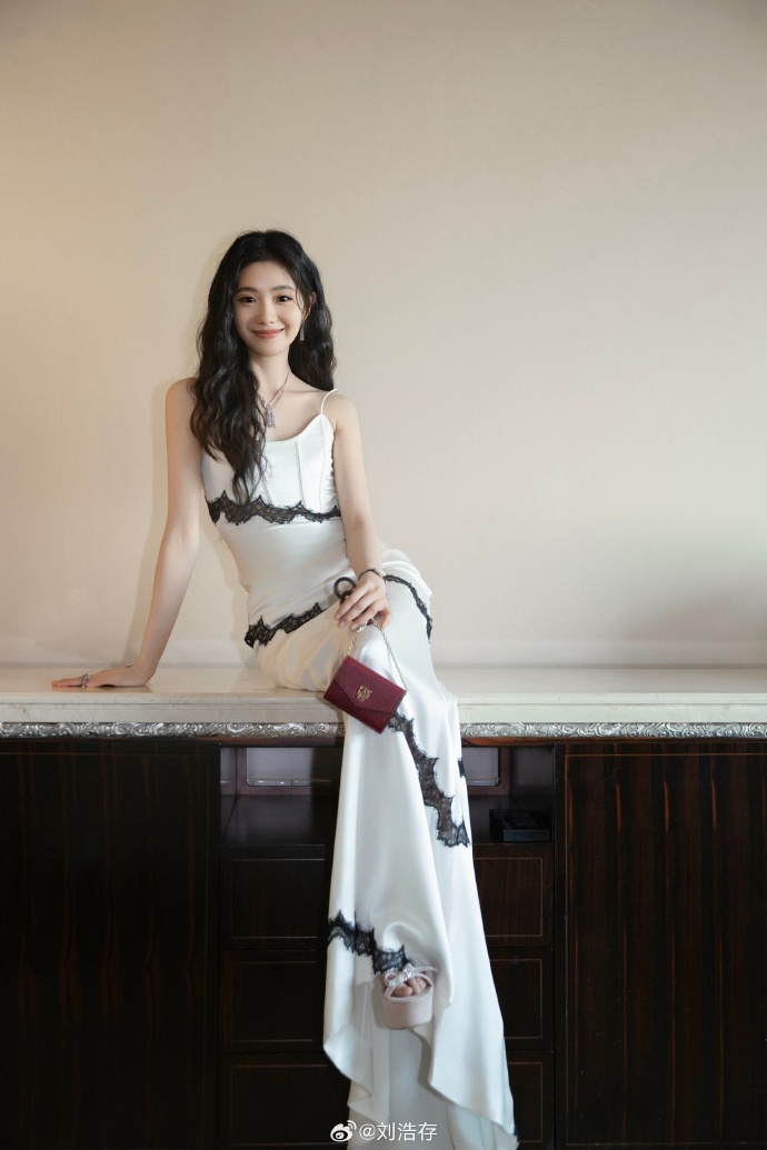 谋女郎刘浩存一袭白色长裙青涩又清纯,被称为"小章子怡"