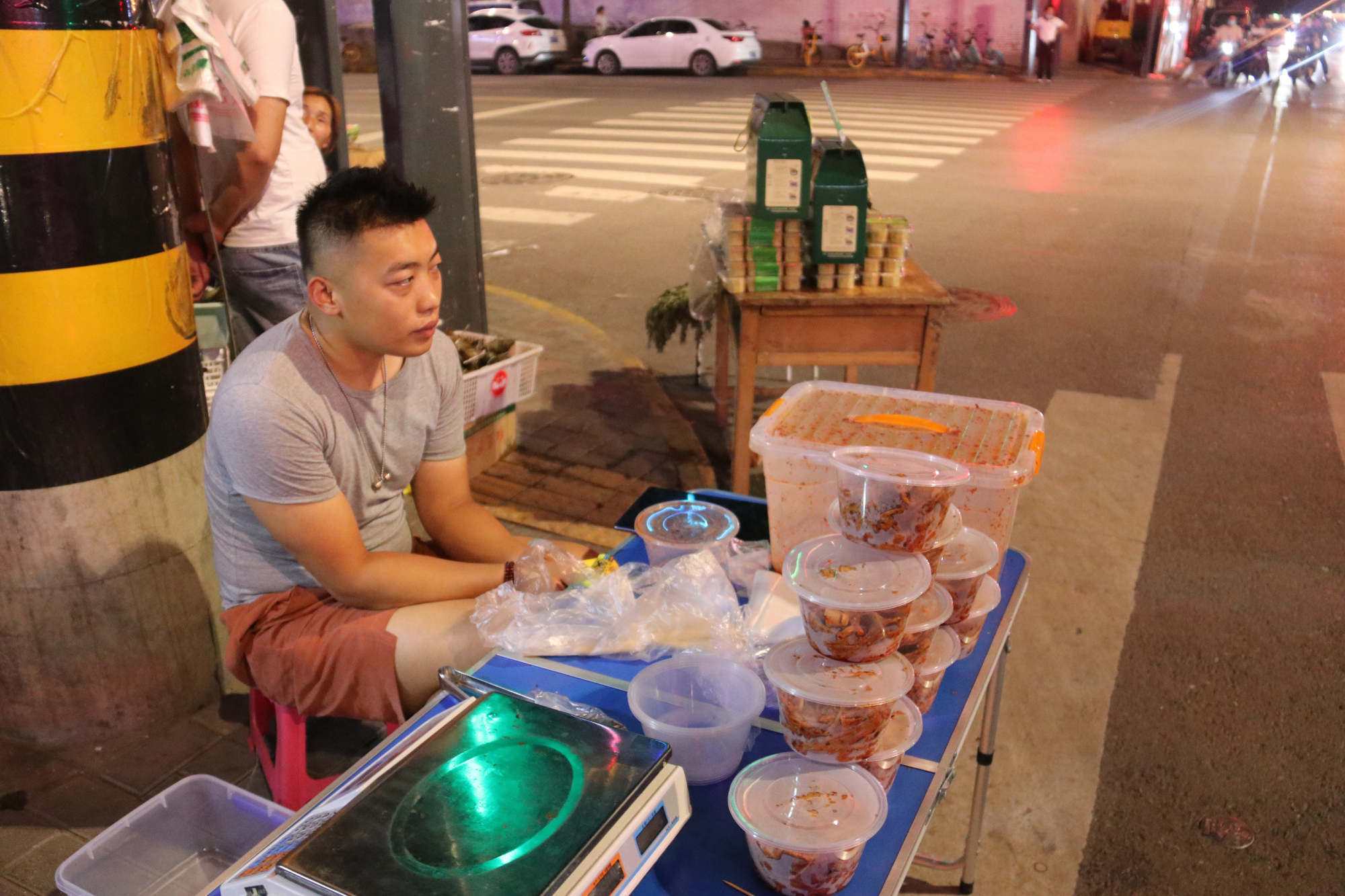 西安健身教练,晚上摆地摊卖辣条,一晚上收入500元!