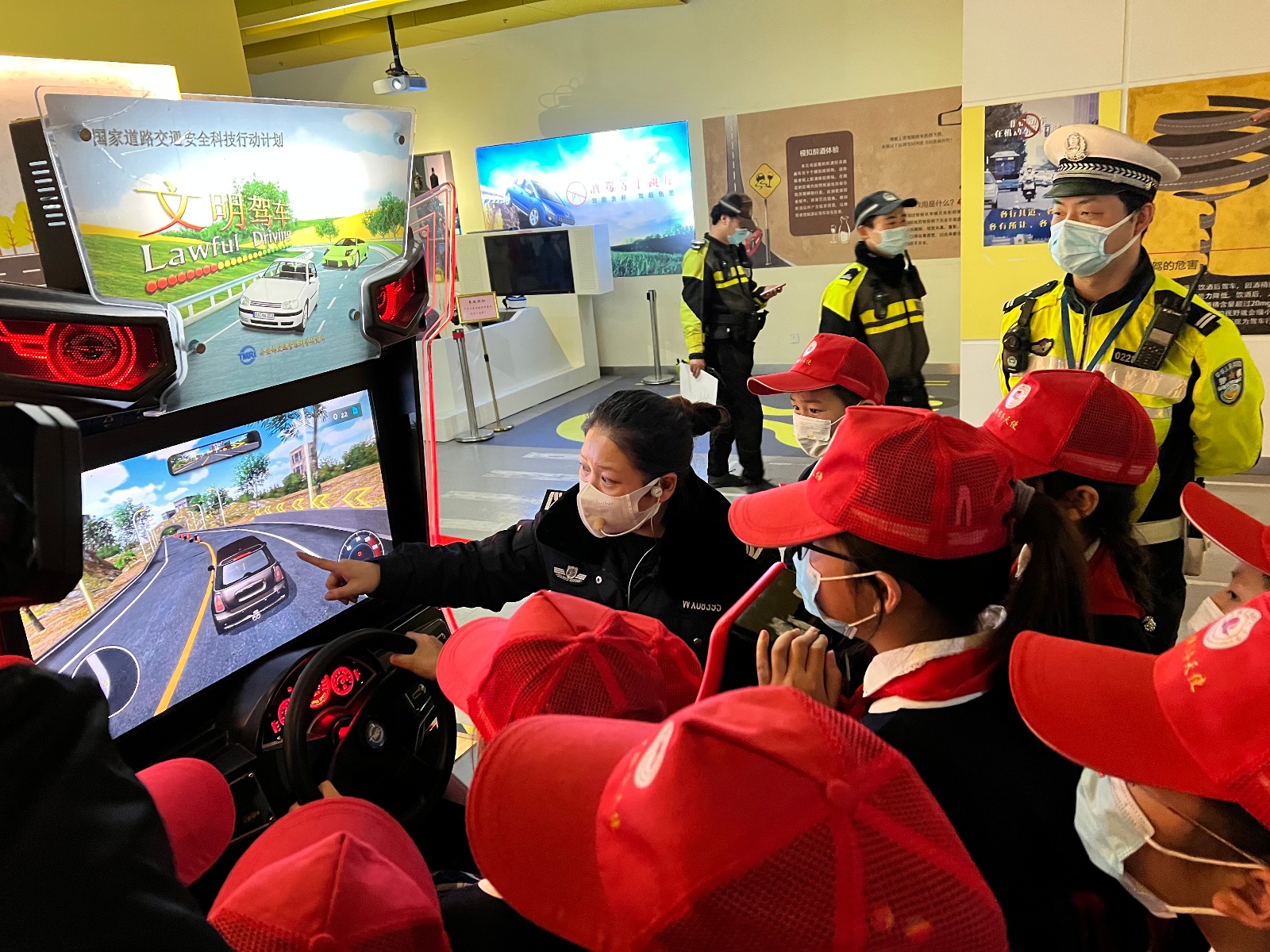 无锡市河埒中心小学:红领巾学雷锋,体验交通引导员