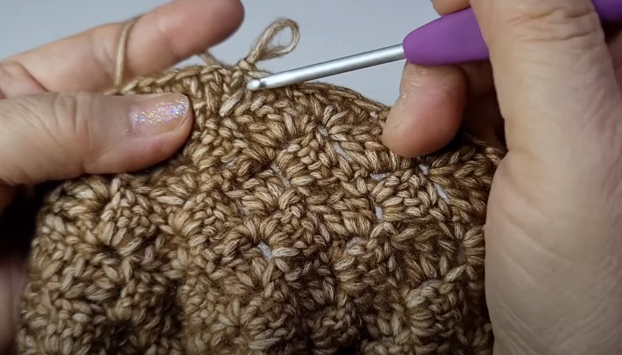 戴对了帽子可以提升气质,小编格纹桶帽教程,颜值在线有型有款