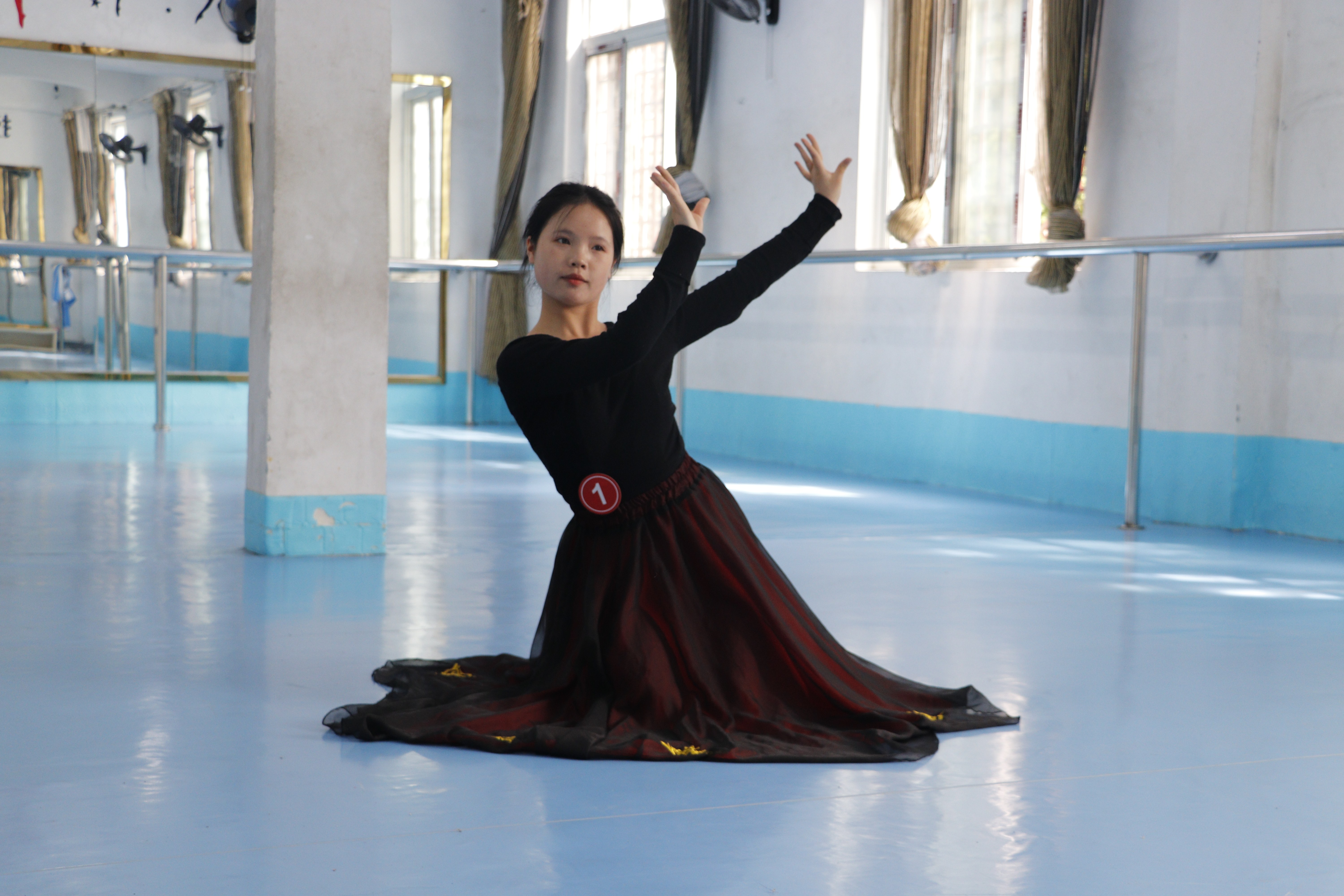 贵州大学音乐学院专家到黄平县旧州中学进行艺术教学指导