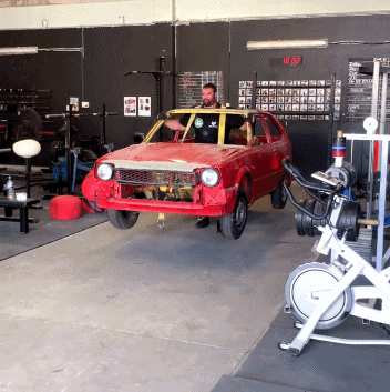 新西兰大力士,硬拉380公斤,深蹲350公斤,能扛着"小汽车"训练