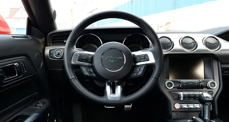 方向盘上有个马的标志是什么车