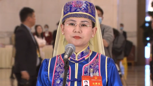 代表通道丨马秀英:迷彩绿,消防橙,警察蓝,志愿红绘就了抗震救灾的最美