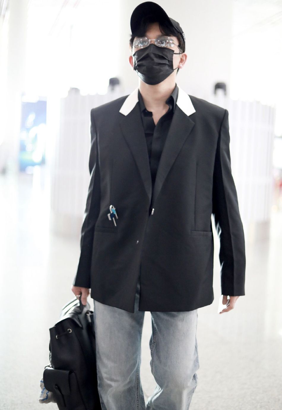 苏有朋 一身潮装走机场,西装搭配牛仔裤,帅气又显年轻