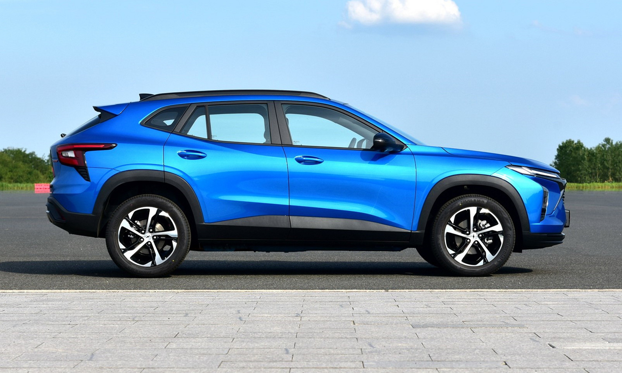 上汽通用雪佛兰星迈罗是一款比锋兰达外观更漂亮,售价更亲民的合资suv