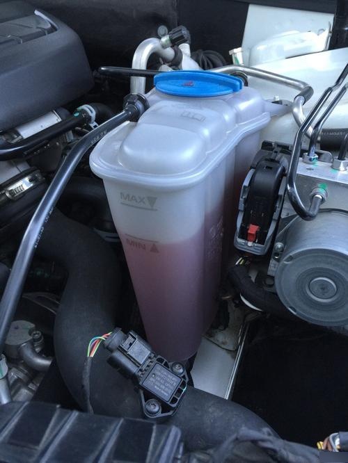 汽车防冻液同样颜色,不同品牌能混用吗?