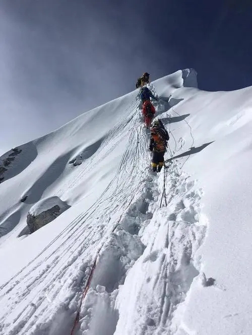 珠峰上的生命就值4000美元?面对不愿承担救援费用的人,你怎么想