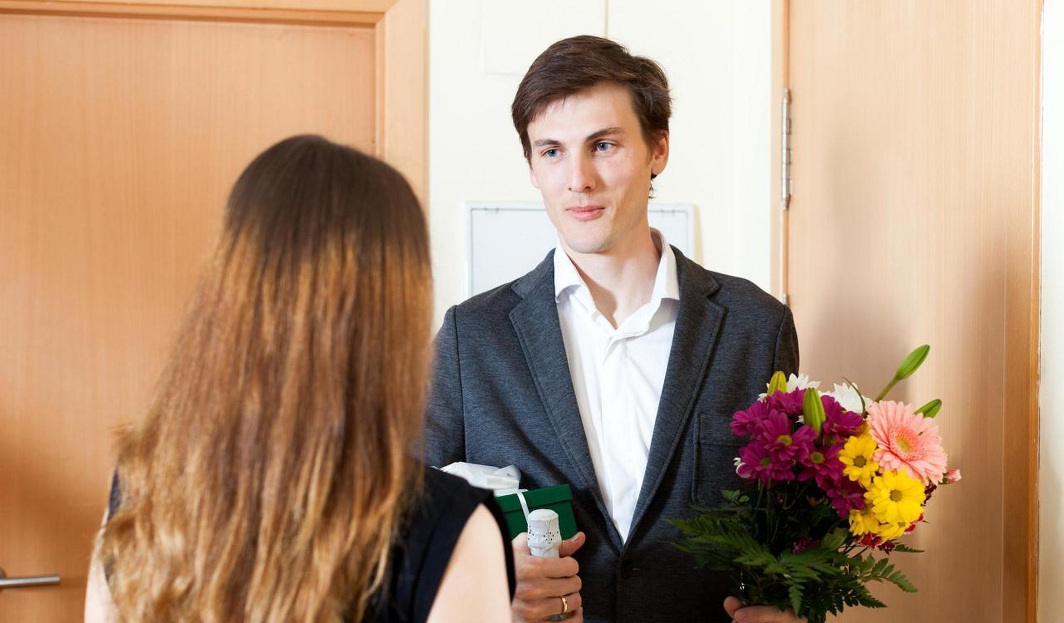 我叫许倩倩,今年25岁了,在家大型网络公司做前台.