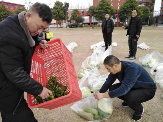 汝南县金铺初中:闭环封校送蔬菜,寒冬情暖教师心
