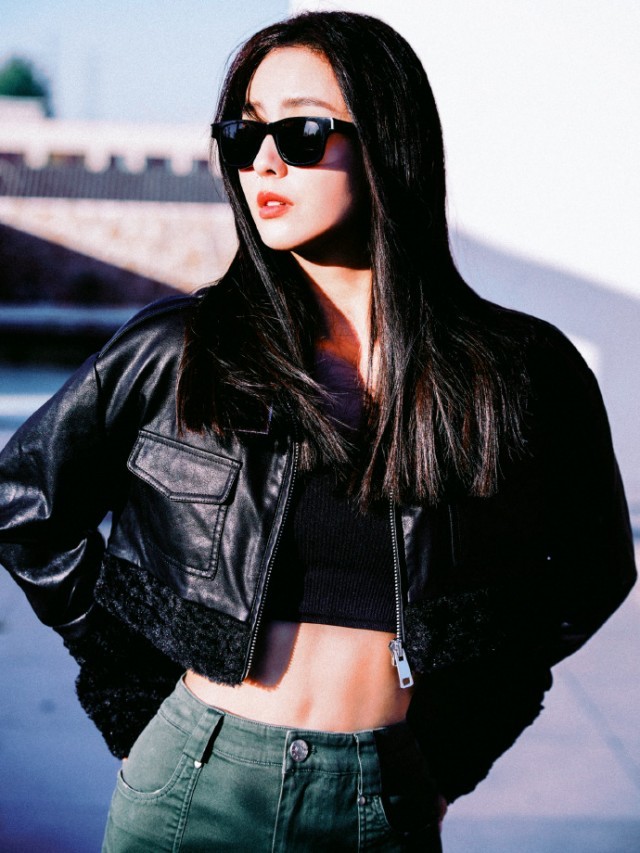 佟丽娅穿皮衣戴墨镜 长发飞扬又美又飒