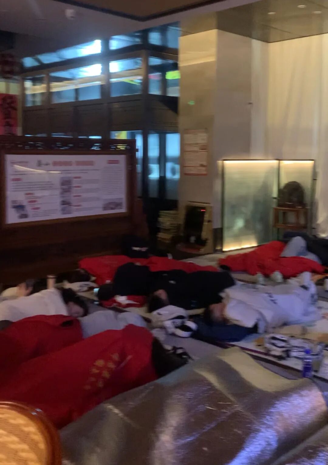 泰山酒店大堂打地铺过夜100元1人