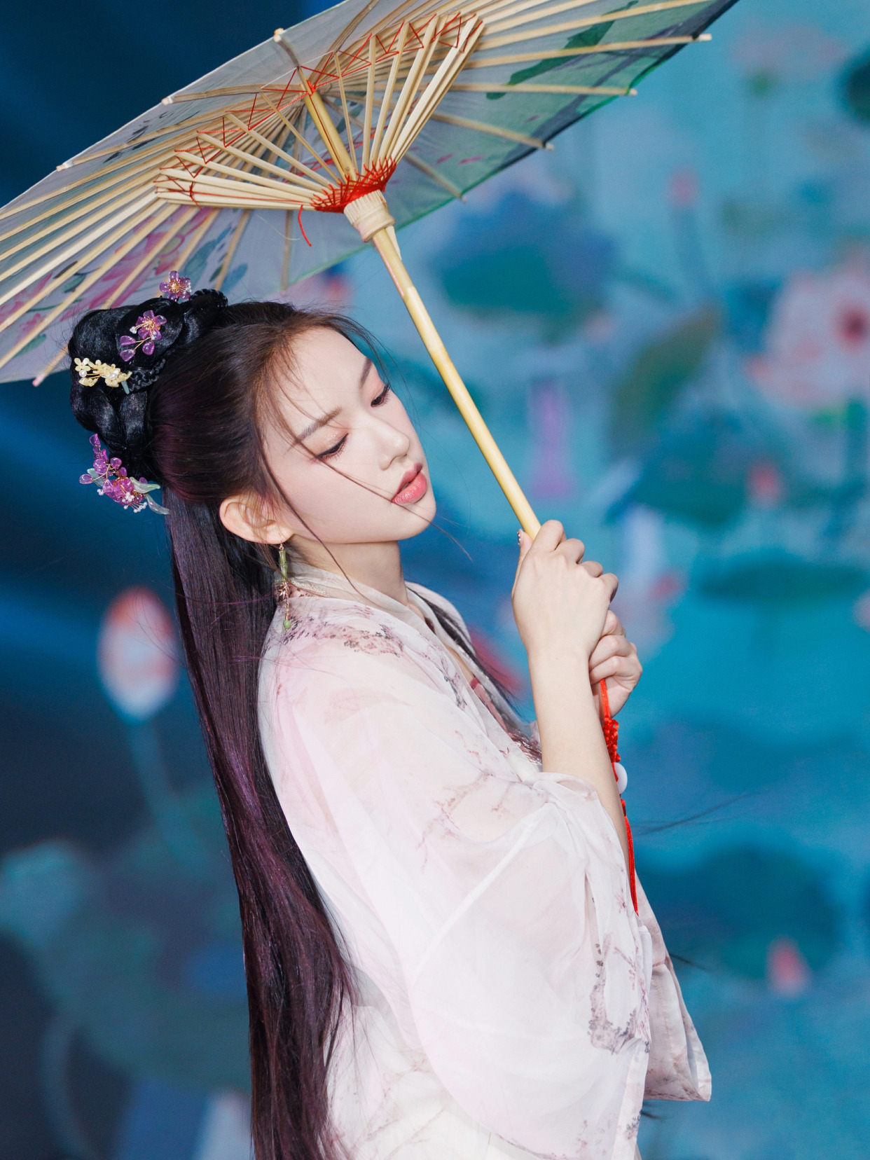 程潇穿粉色轻纱汉服裙,演绎舞台剧,造型甜美一颦一笑尽显温柔