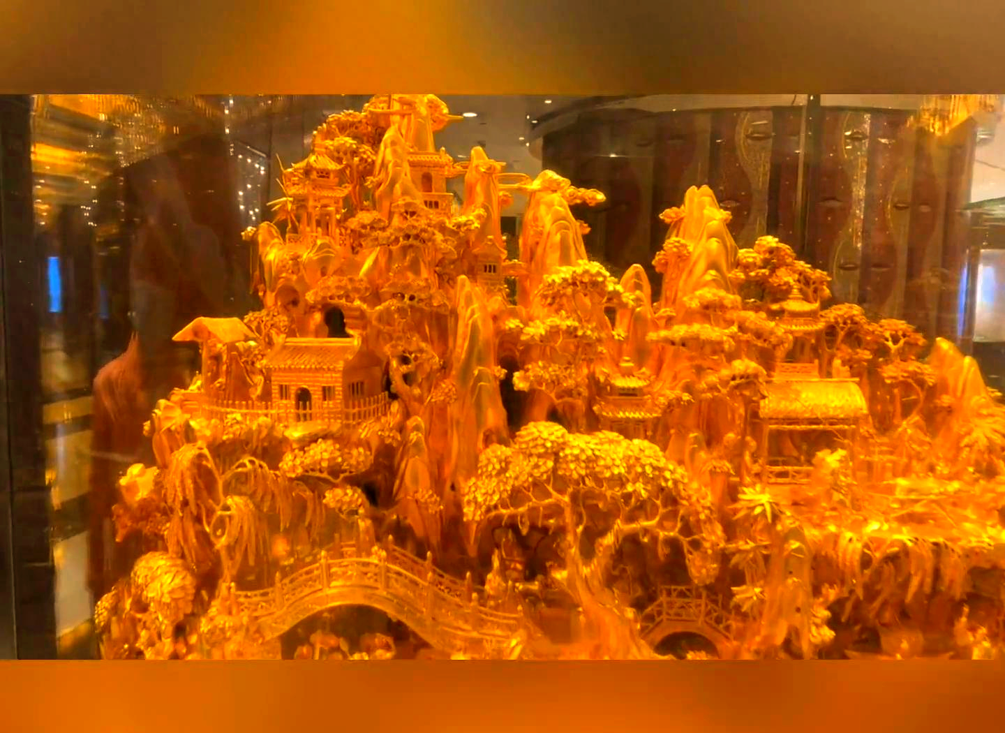 赌王何鸿燊的收藏与大爱:翡翠玉雕"鱼和熊掌兼得"及其国宝珍藏