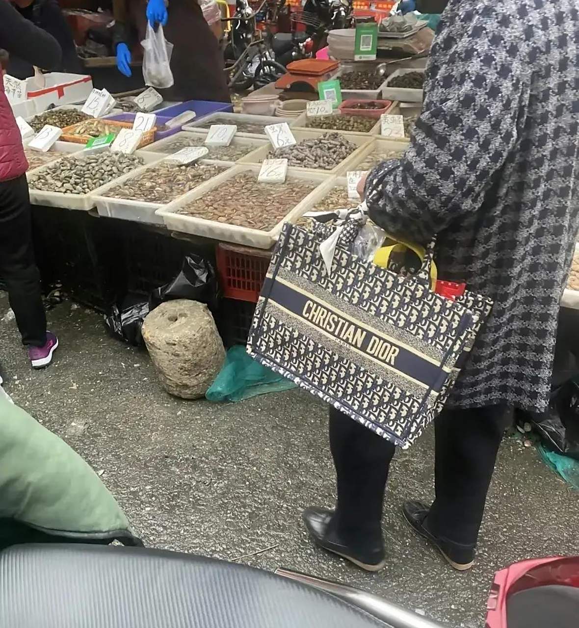 近日,一大妈出门买菜,还提着包包!