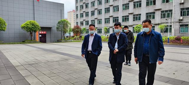 伍令贤到桃江四中调研指导工作