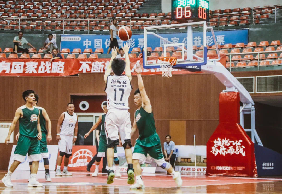 下半场回来,黔江区加强突破,利用刘文龙的机动性和段成龙的组织能力