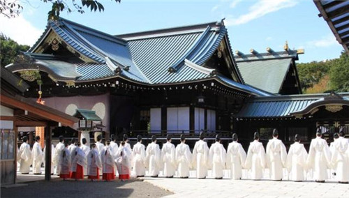 当年向靖国神社泼红漆,还写下"该死"的冯锦华,如今