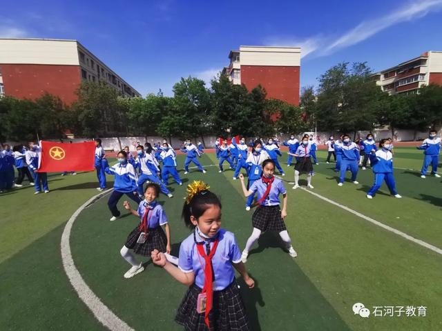 石河子第十九中学:"绽放时代芳华 青春当燃不让"