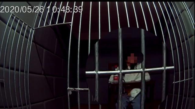 失恋女子一次干掉2瓶白酒后,挥拳砸破飞机玻璃窗致航班紧急备降!