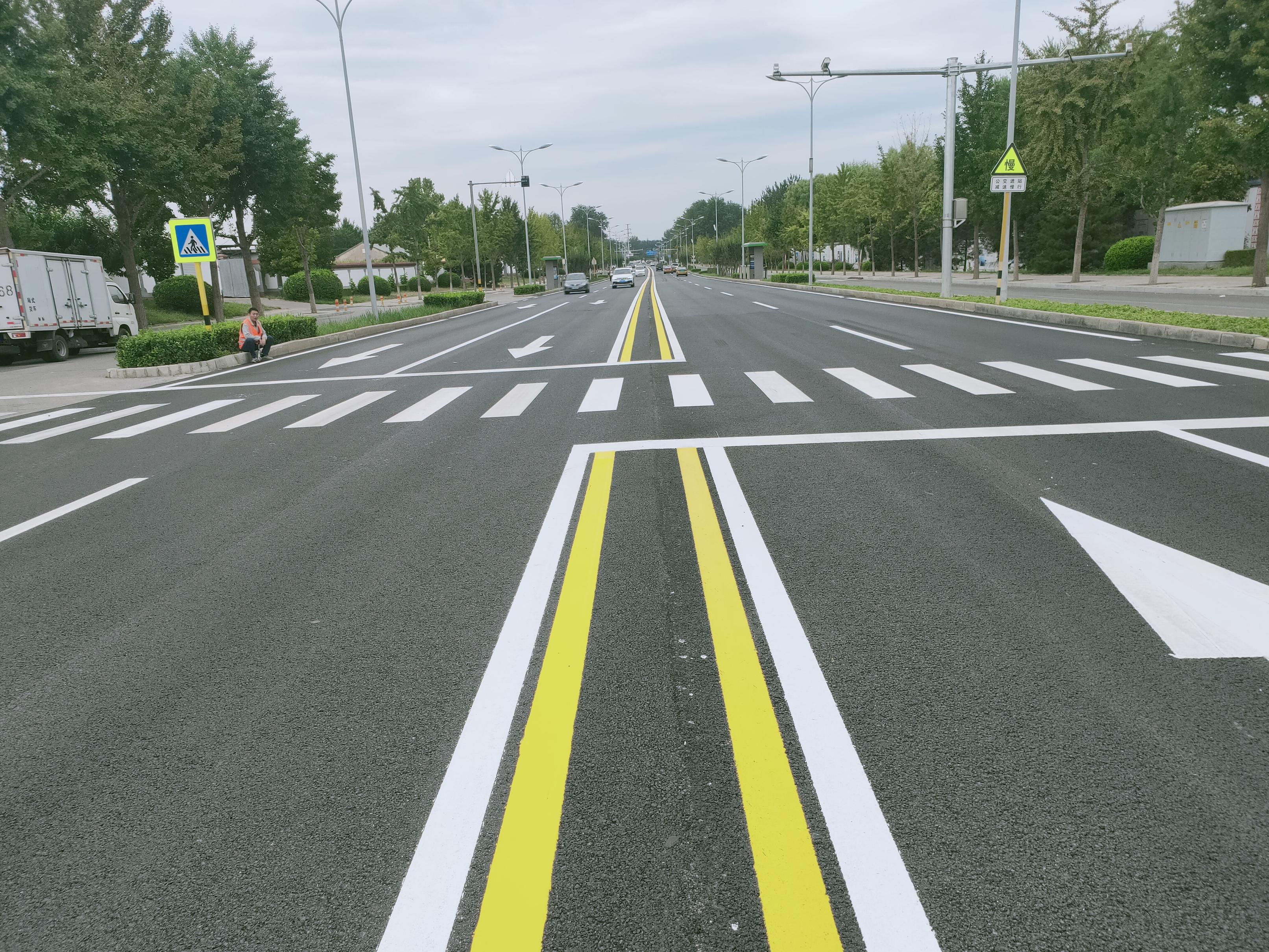 严重影响车辆通行安全的路段,开展旧路铣刨,沥青砼摊铺及标线覆划等