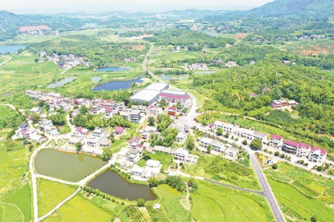 空中俯瞰蕲春县漕河镇铁山村