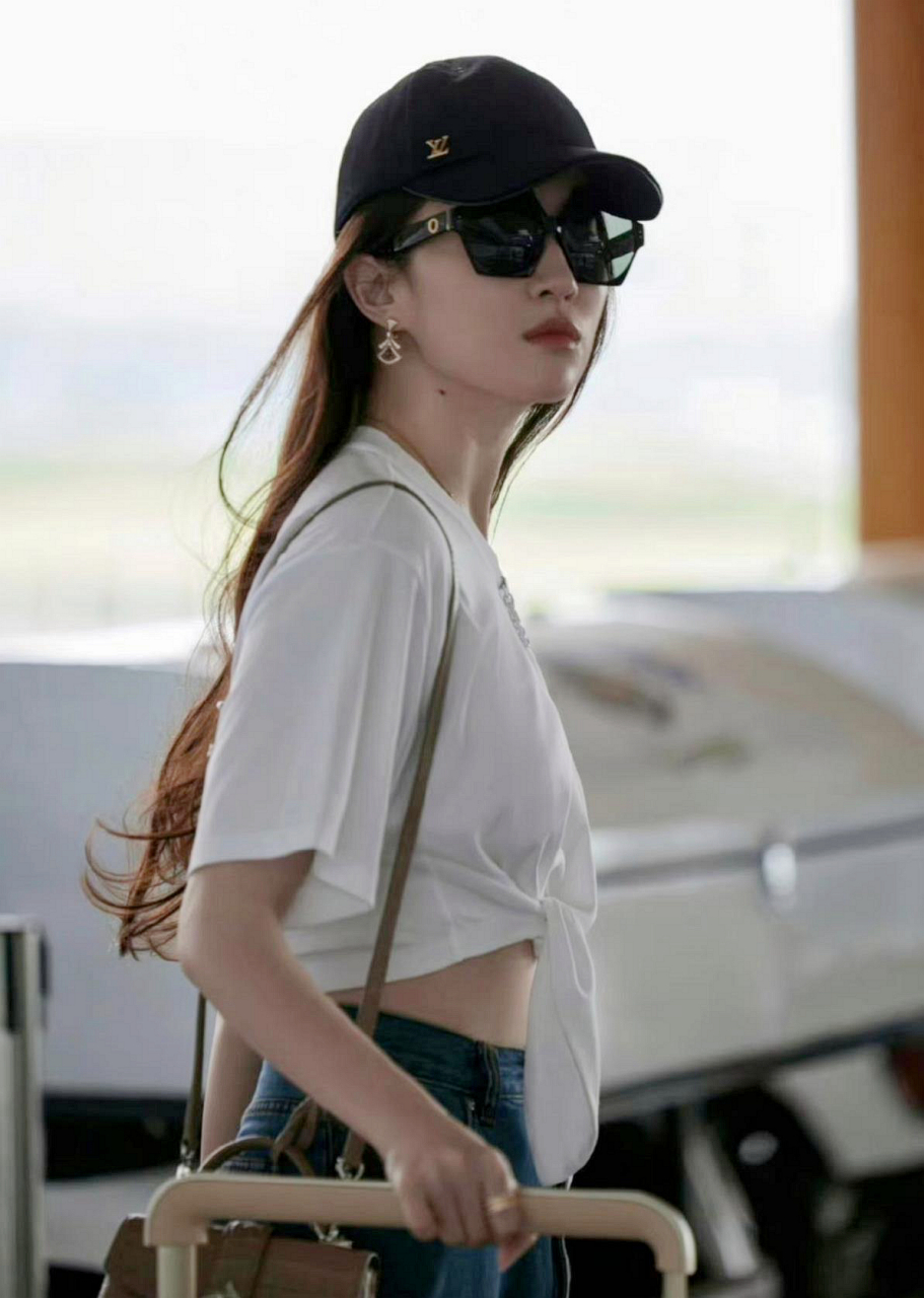 刘亦菲的露脐装漂亮又自信!