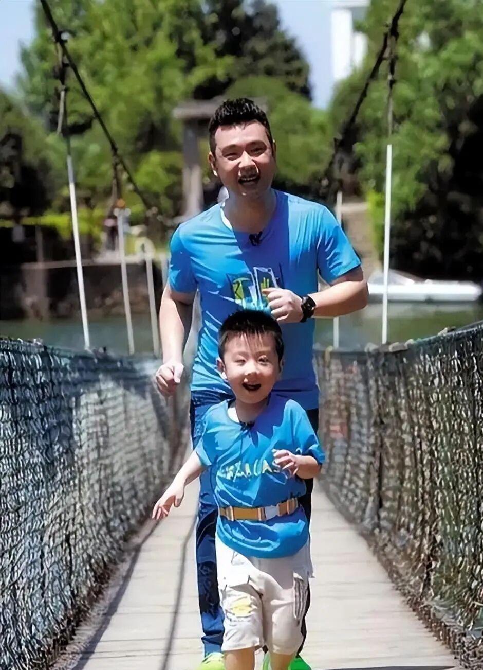 珠江台主持人梁宇的全家福,他和妻子云菲都是领导,儿子已上初中