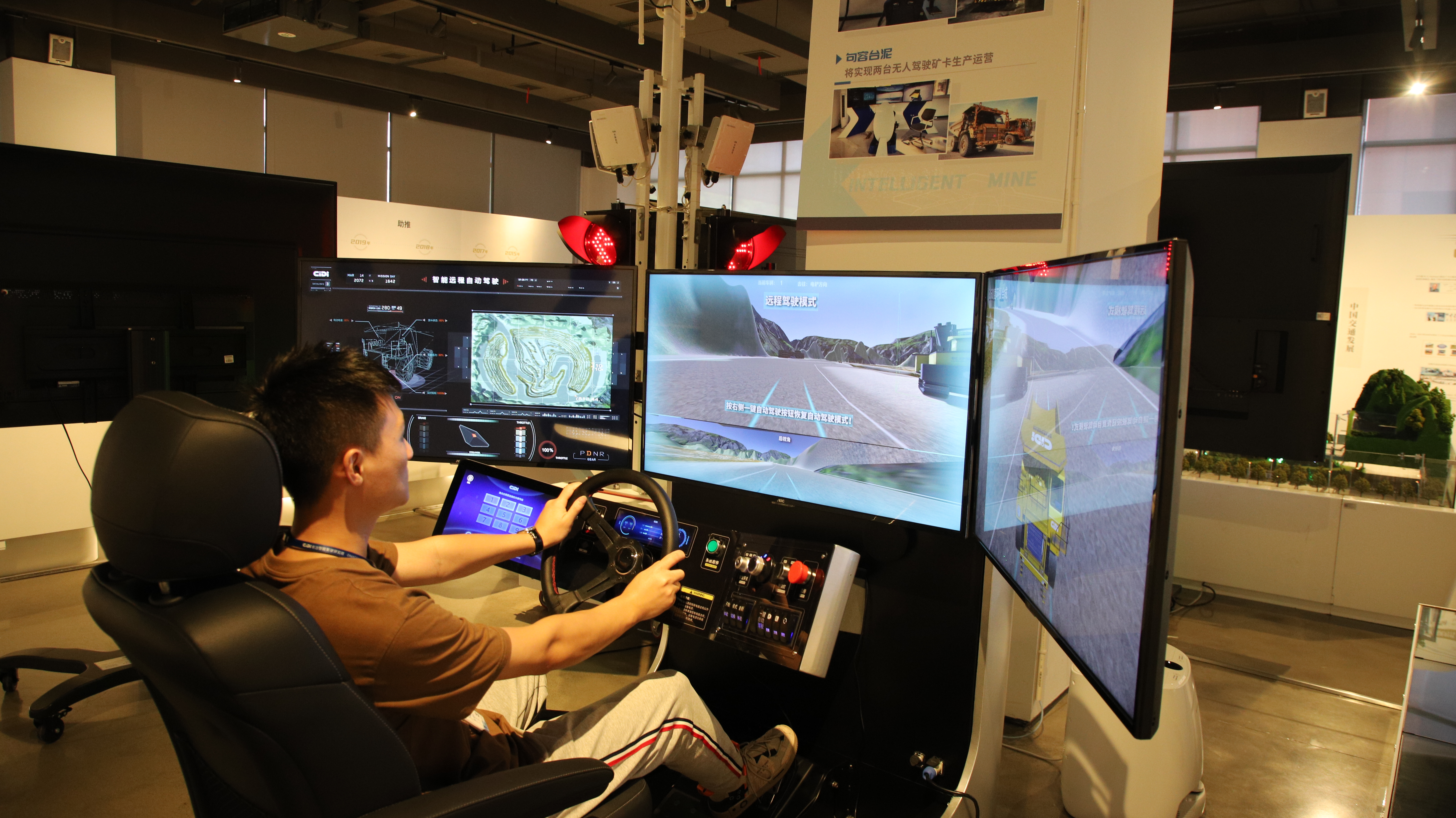 希迪智驾矿卡远程驾驶舱吸引赞比亚总统哈凯恩德希奇莱马驻足