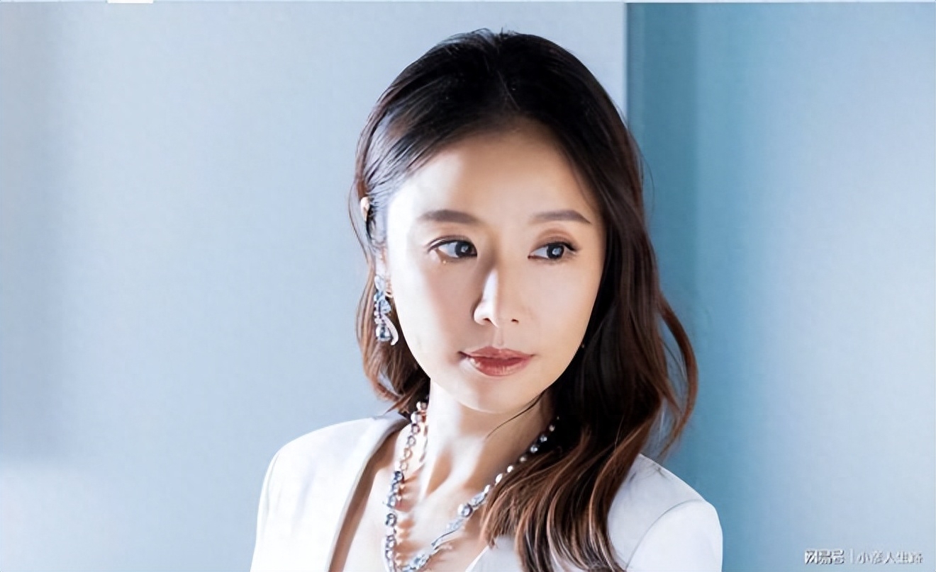 同是参加慈善晚宴,林心如一毛不拔站c位,赵丽颖捐70万只能蹲着