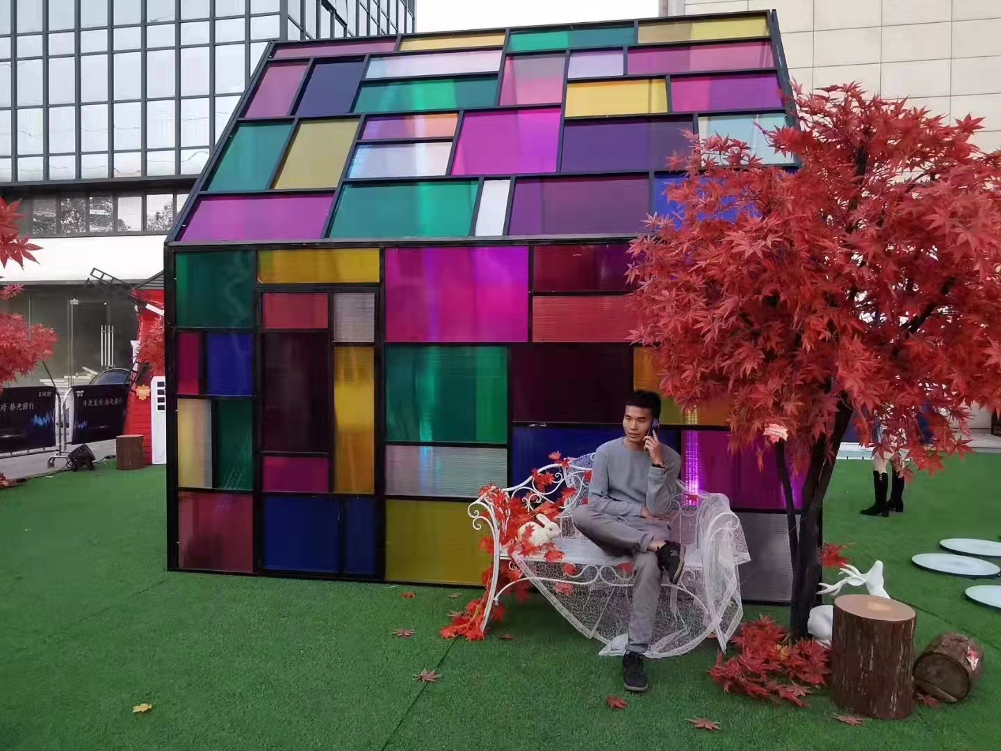 网红景区打卡拍照道具七彩小屋艺术彩色玻璃房子园林商场落地摆件