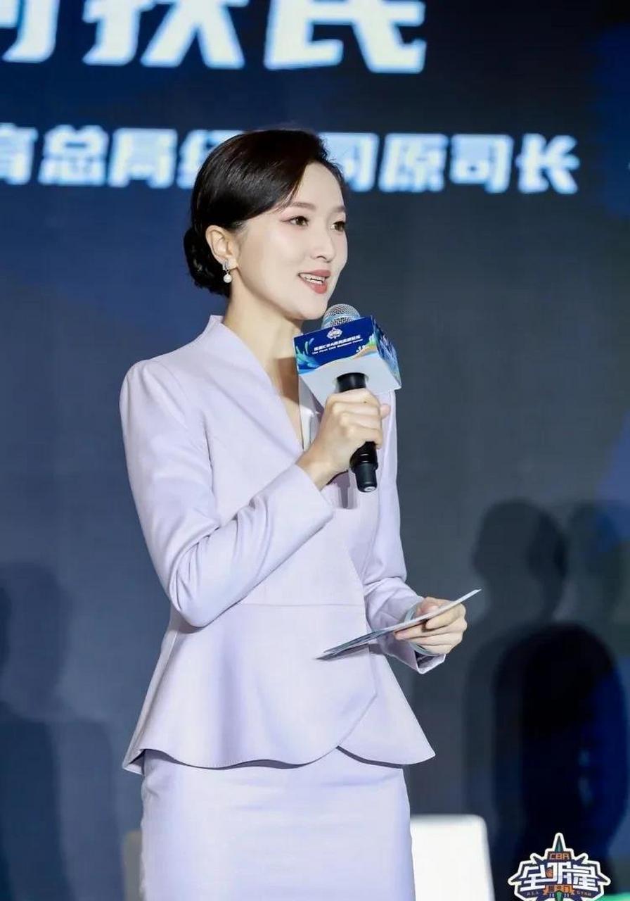 福建电视台美女主持人曾宝发文打趣孙铭徽,她写道:"孙铭徽真的很疟破