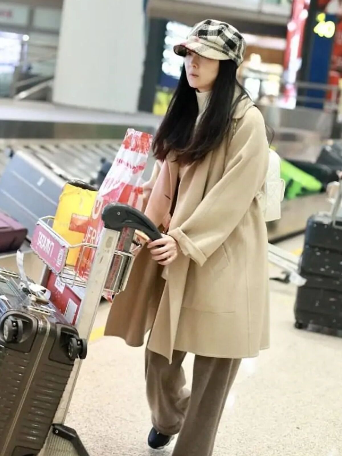 王艳挺自信的,素颜走机场自信又大方,穿毛呢大衣尽显优雅感