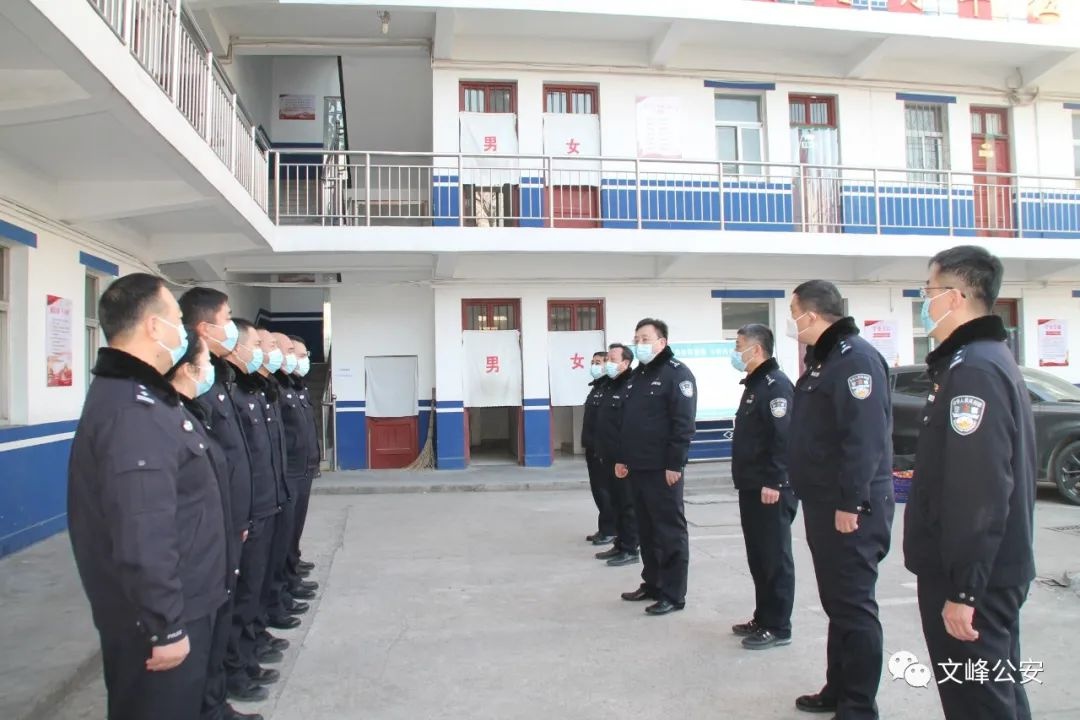 文峰分局党委大年初一看望慰问一线民辅警