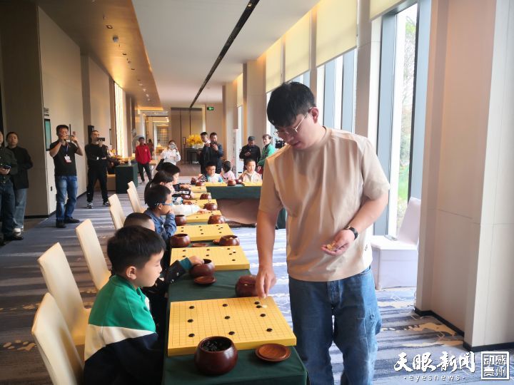 知名国手王昊洋在百里杜鹃开展指导棋活动