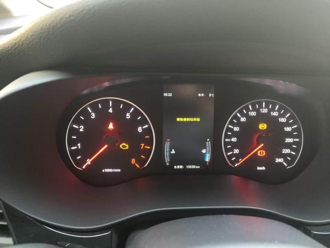 比亚迪max的仪表盘为驾驶者提供了车辆行驶过程中的实时反馈.