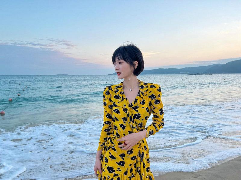 王文思全新写真发布,"反季节"出镜大秀靓丽身姿