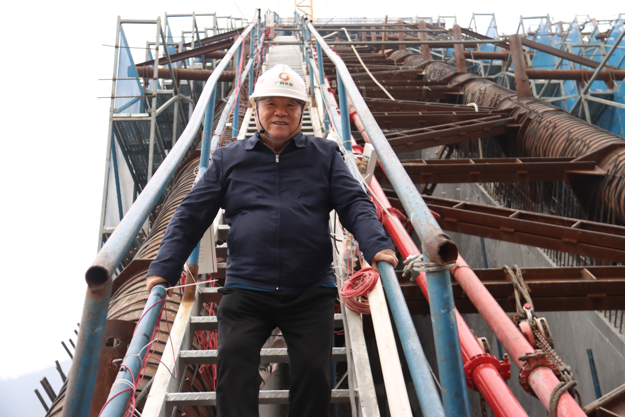 碧水飞虹,天堑通途!《人民日报》海外版专访郑皆连教授