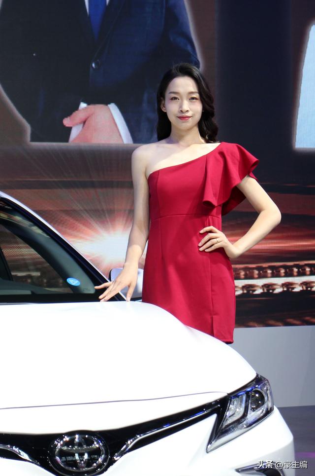 穿红色裙子的车模小姐姐,给人一种似曾相识的感觉