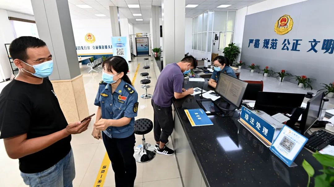 最近,来湖州市交通运输综合行政执法队南浔中队违法处理大厅办事的