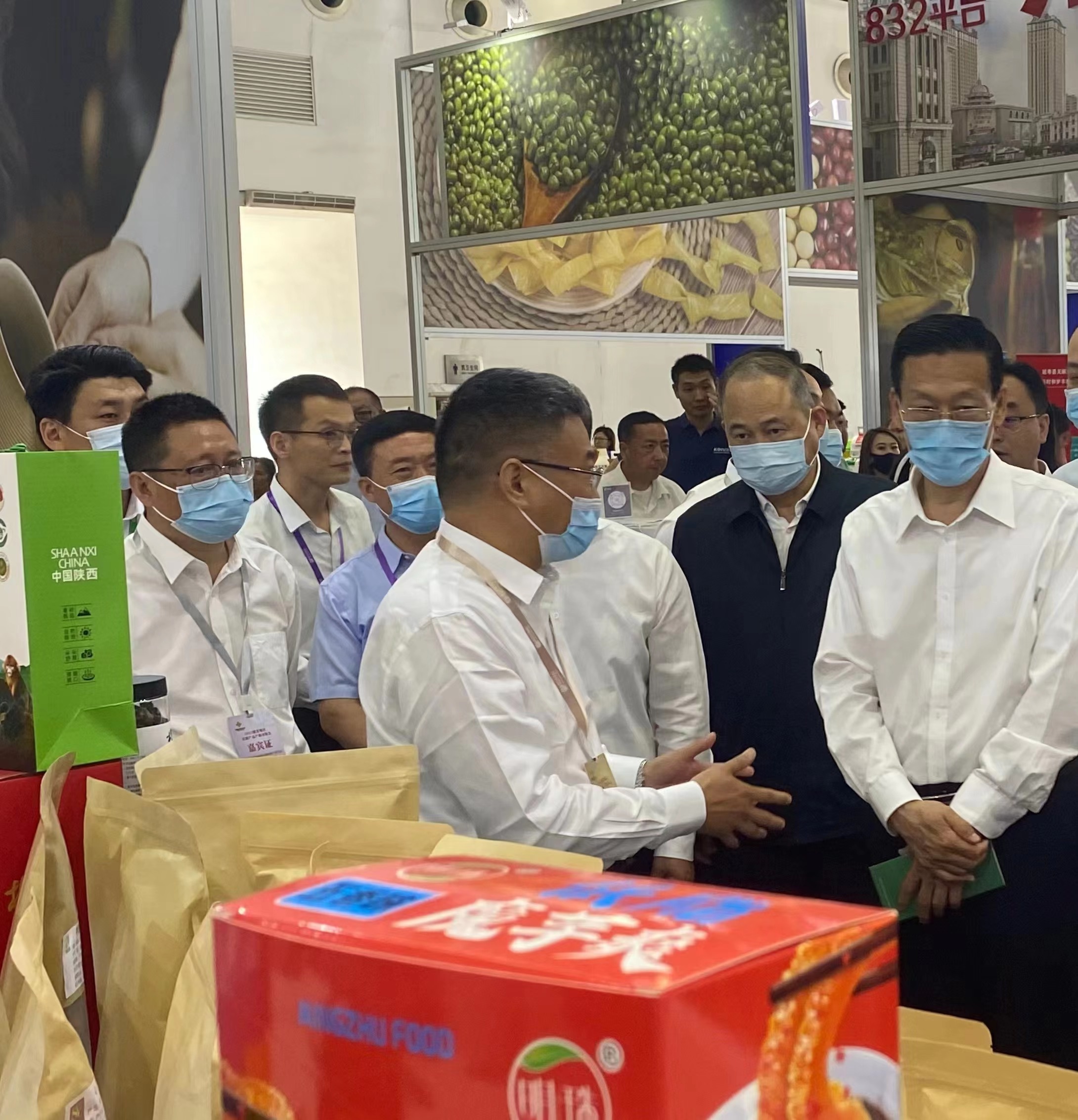 韩立平视察2023脱贫地区农副产品产销对接会陕西供销展区