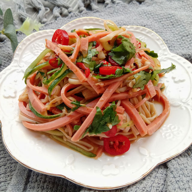 金针菇拌火腿肠,清凉爽口,十分开胃