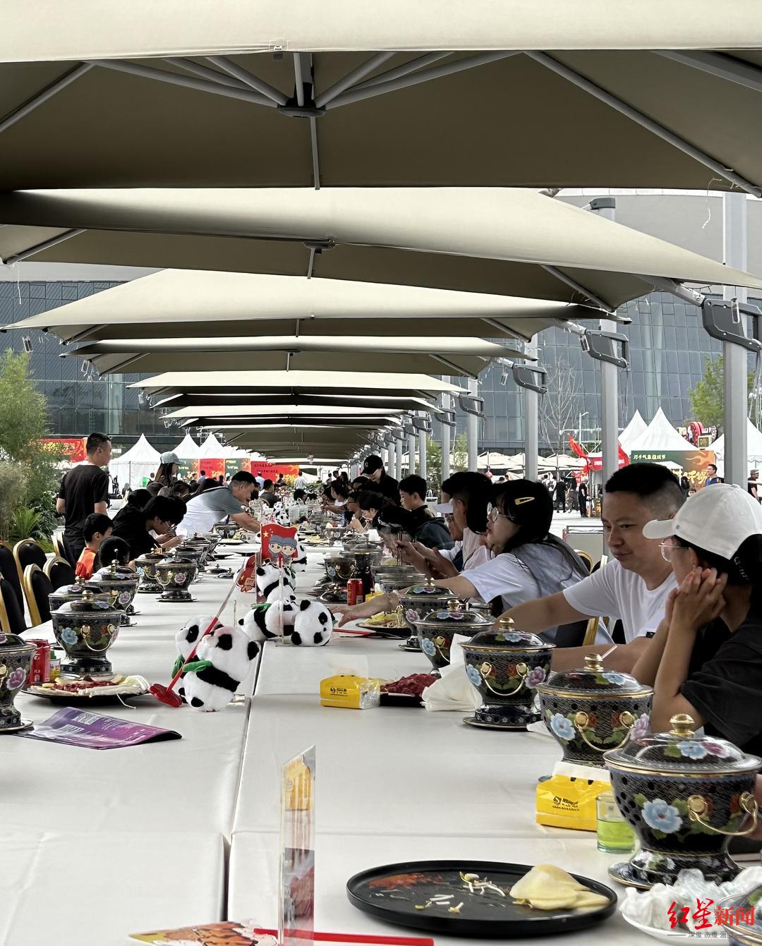 我在成都品美食!美食节上万人千锅开吃,机票火车票可抽奖