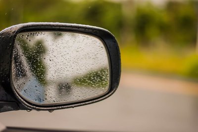 下雨天汽车玻璃模糊看不清,针对不同情况,我们可以采取不同的措施.