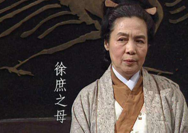 其实不是因为他的母亲,而是发现了刘备的秘密